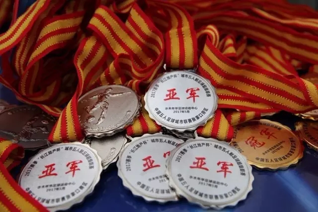 足协裁判评议：蒋圣龙应直红罚下 王大雷红牌正确